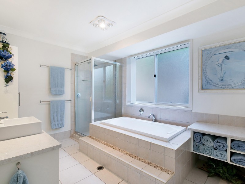 9 Hillside Court, Little Mountain QLD 4551