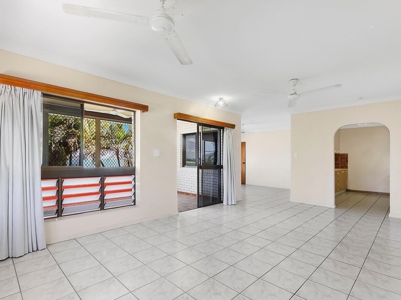 4/4 The Esplanade, North Ward QLD 4810