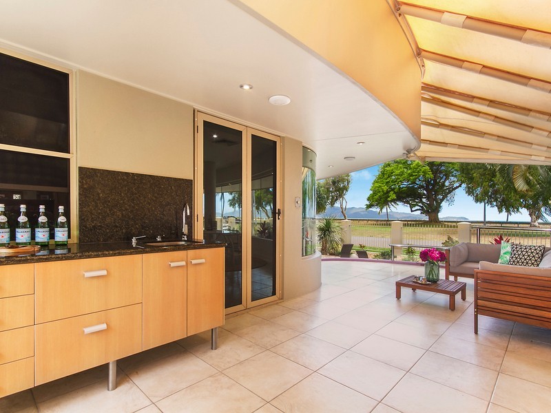 36 Palm Street, Rowes Bay QLD 4810