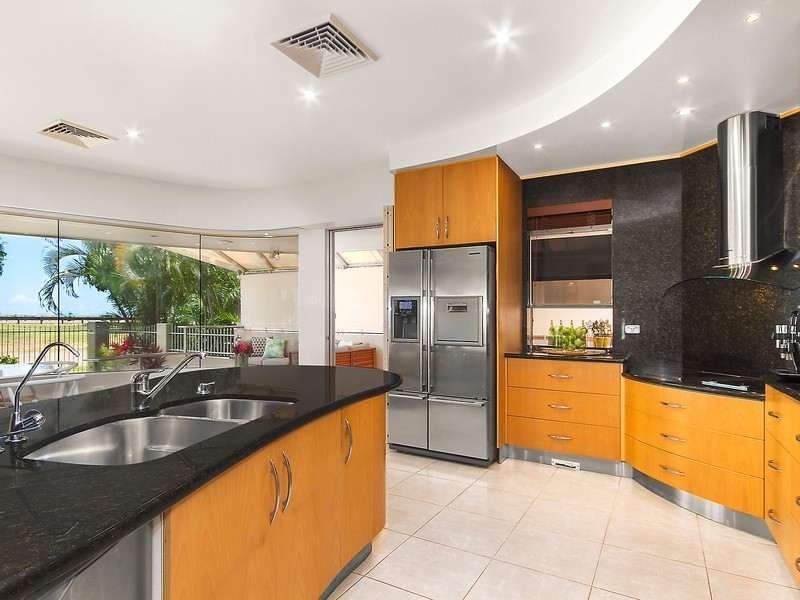 36 Palm Street, Rowes Bay QLD 4810