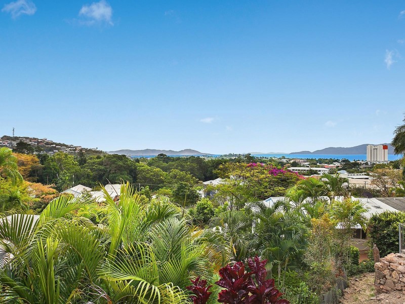 27 Queen Street, North Ward QLD 4810