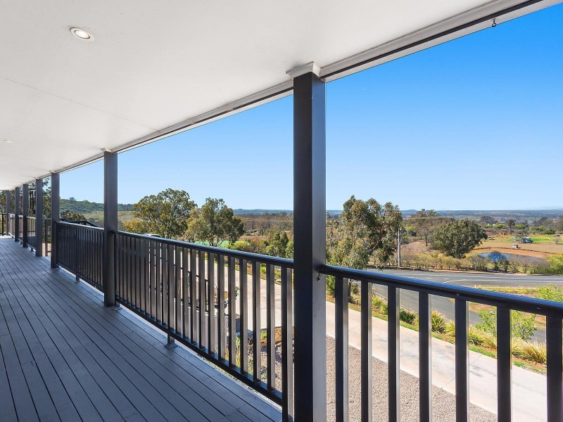 2/135 Moores Way, Glenmore NSW 2570