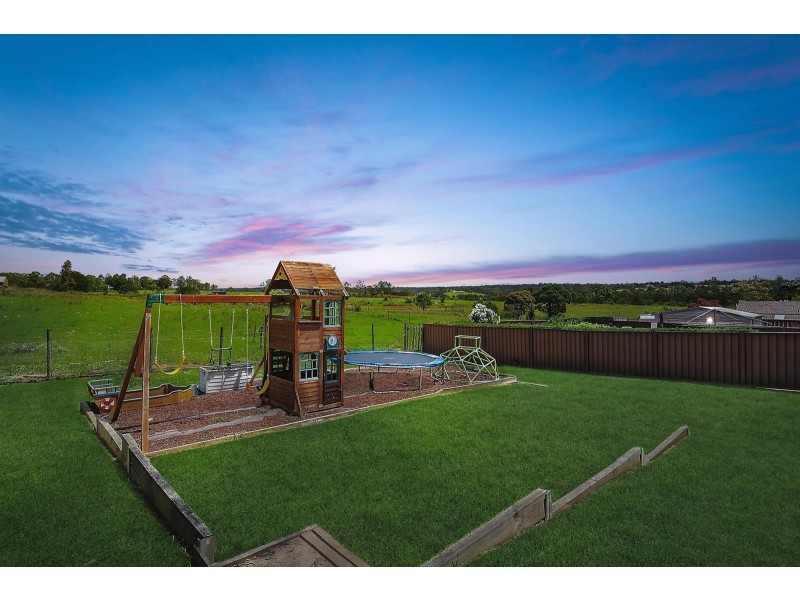 10 Glenbrook Place, The Oaks NSW 2570