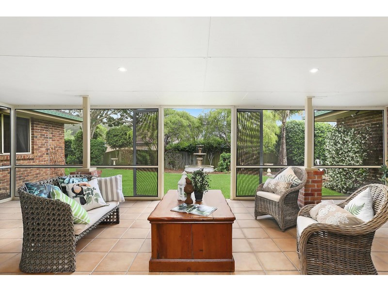 8 Bolton Close, Brookfield QLD 4069