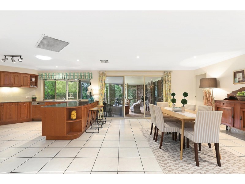 8 Bolton Close, Brookfield QLD 4069