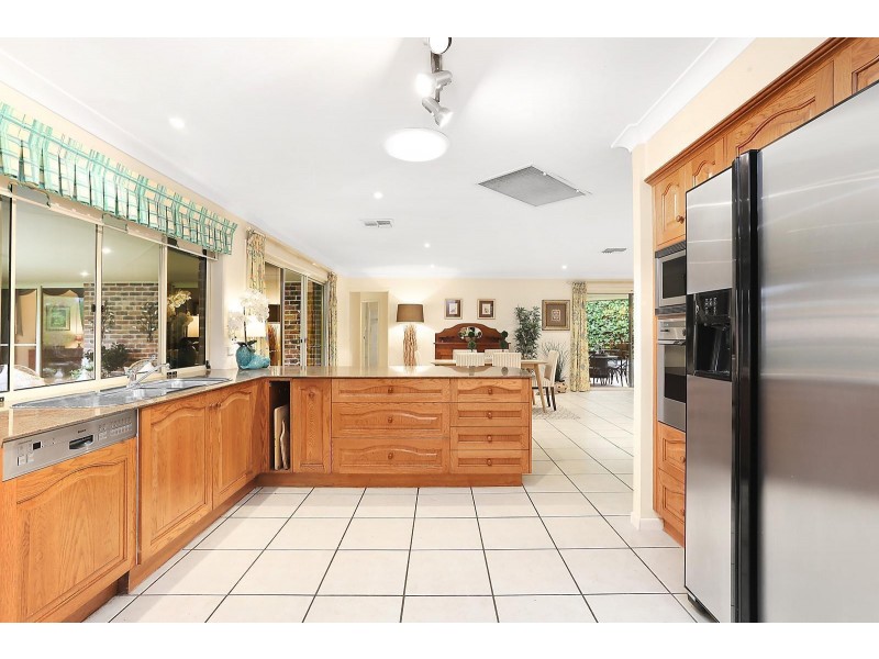 8 Bolton Close, Brookfield QLD 4069