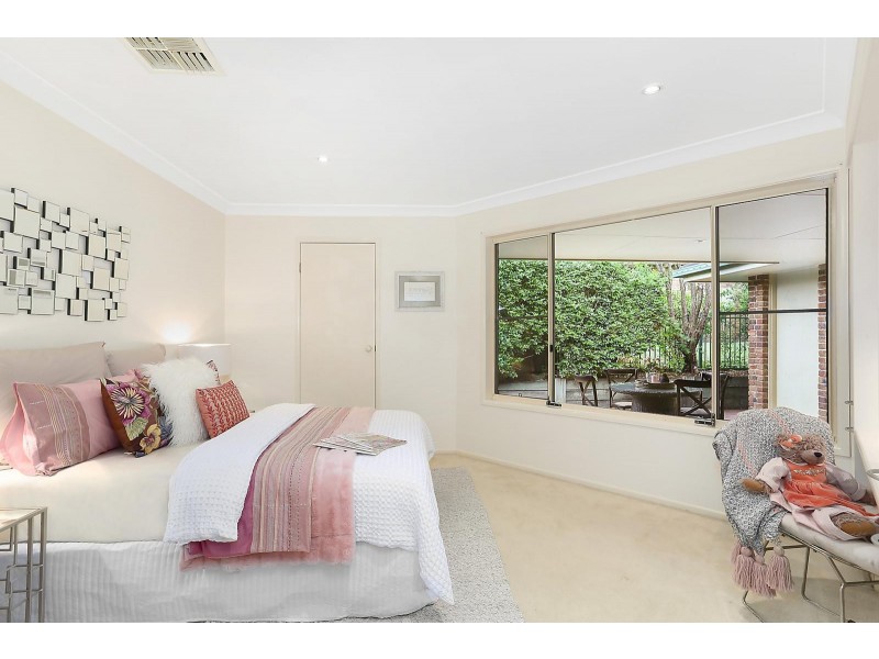 8 Bolton Close, Brookfield QLD 4069