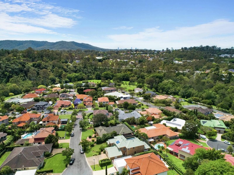 8 Bolton Close, Brookfield QLD 4069