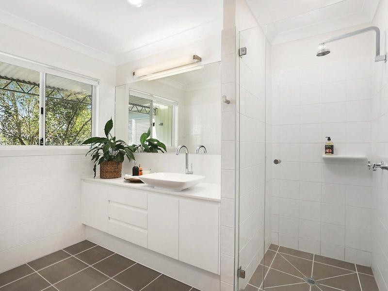 12 Chapel Hill Road, Chapel Hill QLD 4069