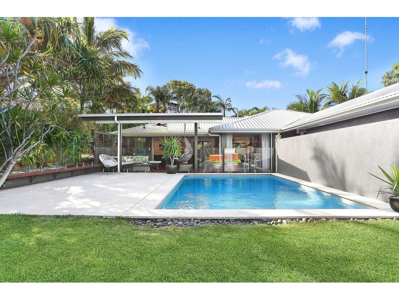 4 Weatherly Court, Sunrise Beach QLD 4567