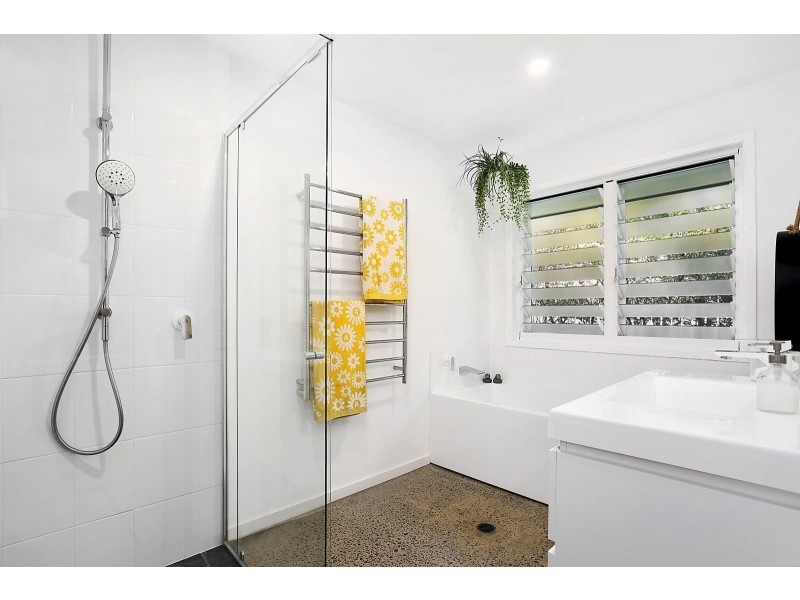 4 Weatherly Court, Sunrise Beach QLD 4567