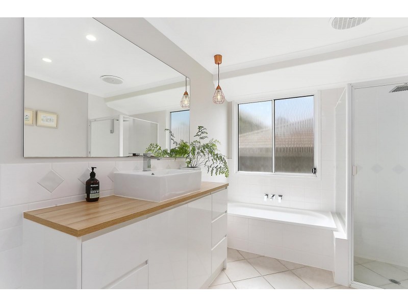 6 Hawley Court, Sunrise Beach QLD 4567