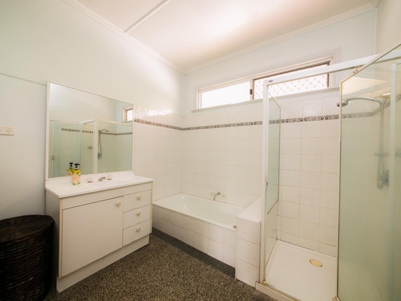 4 Camelot Street, Tennyson QLD 4105