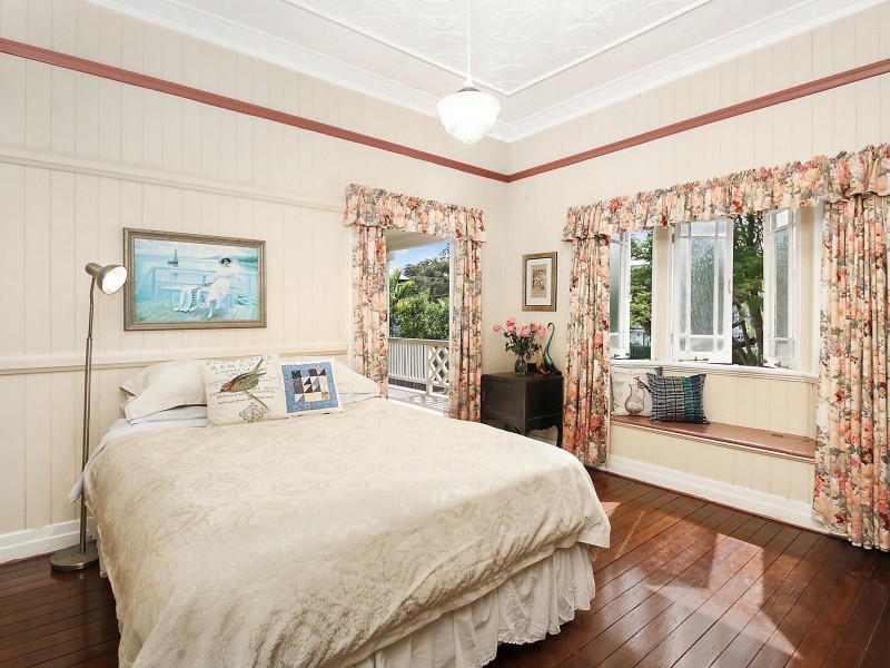 64 Days Avenue, Yeronga QLD 4104