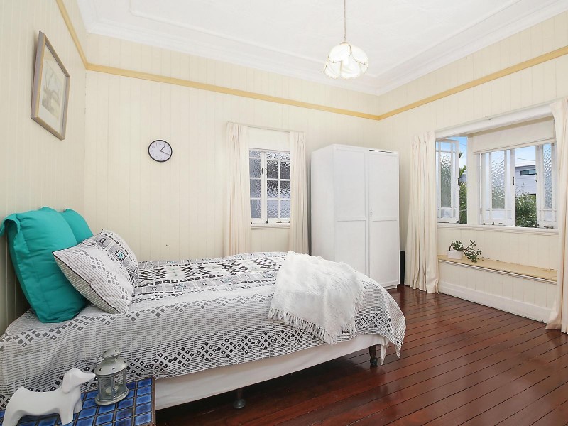 64 Days Avenue, Yeronga QLD 4104