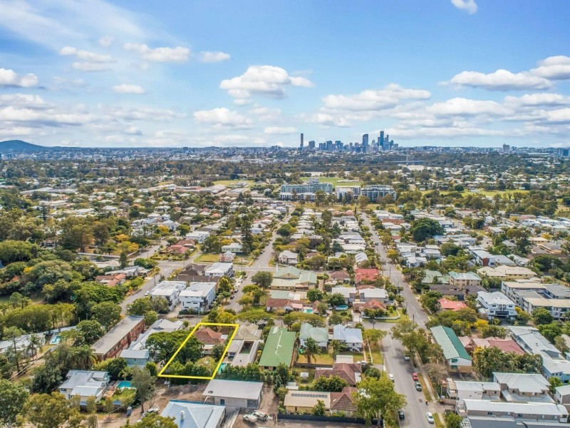 64 Days Avenue, Yeronga QLD 4104