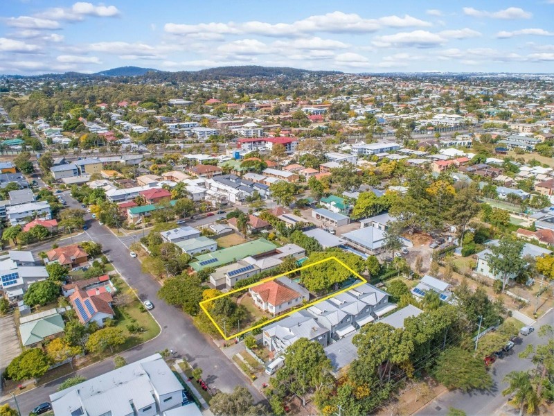 64 Days Avenue, Yeronga QLD 4104