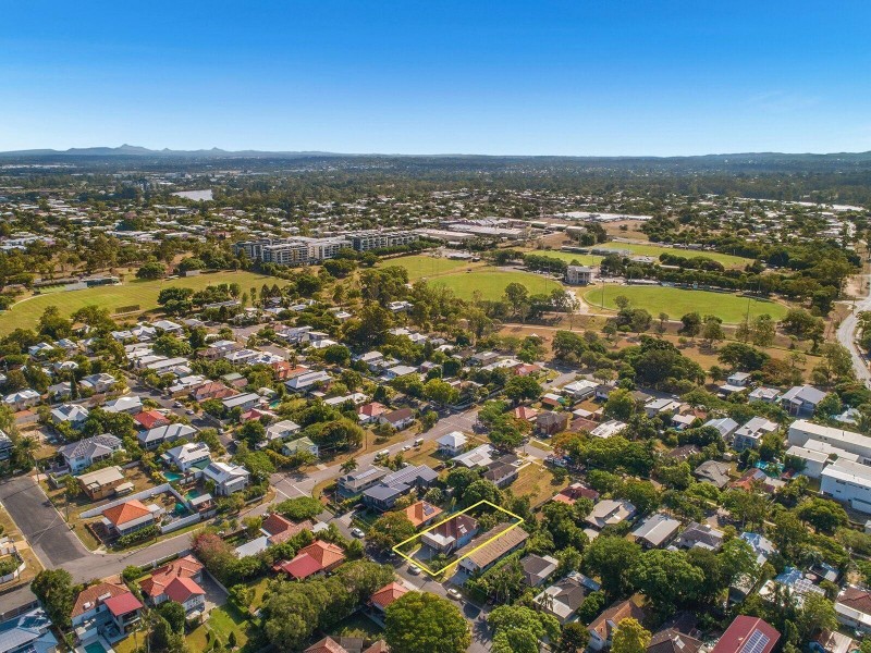 35 Newcastle Street, Fairfield QLD 4103