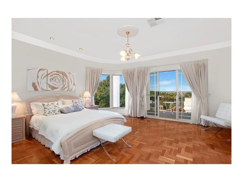 18 Prairievale Road, South Hurstville NSW 2221