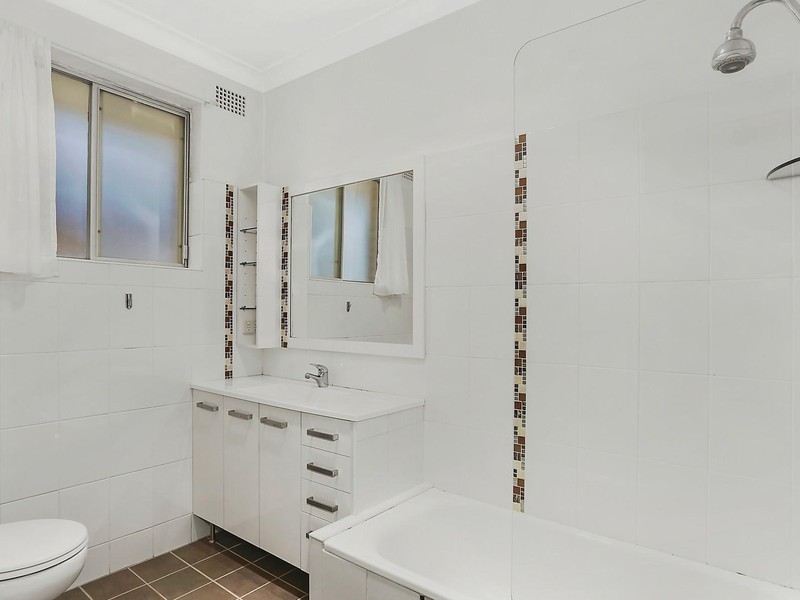 9/52 Hampton Court Road, Carlton NSW 2218