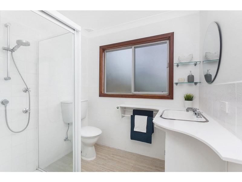 37 Windsor Road, Berkeley Vale NSW 2261