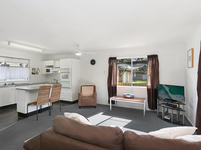 9 Tenth Avenue, Budgewoi NSW 2262