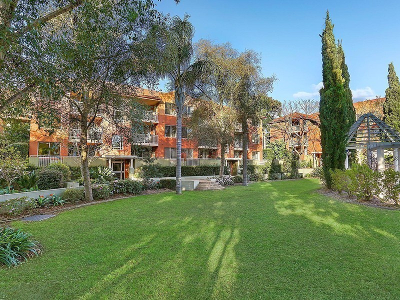 2/25 Lancaster Drive, Marsfield NSW 2122