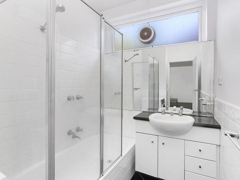 1/44 Robe Street, St Kilda VIC 3182