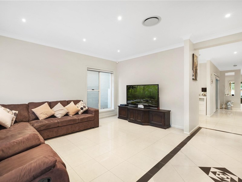 6 Watling Avenue, West Hoxton NSW 2171