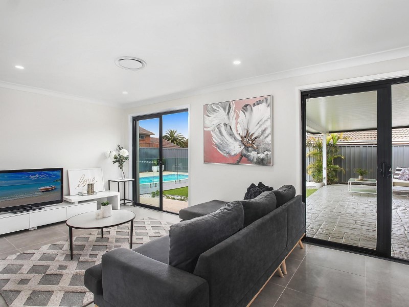 2 Lismore Close, Bossley Park NSW 2176