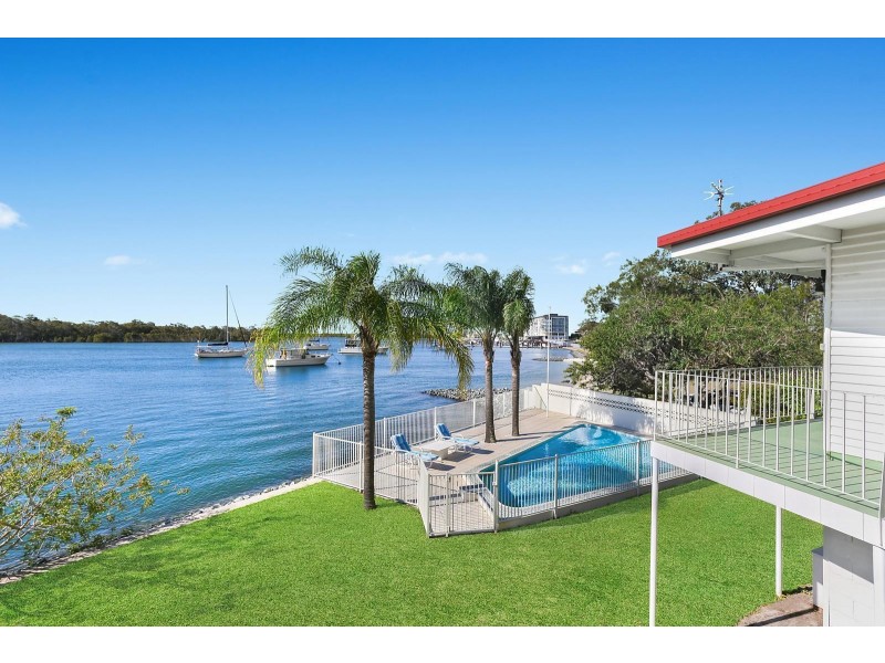 2 Paradise Parade, Paradise Point QLD 4216