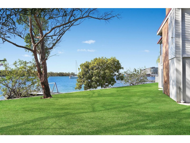 2 Paradise Parade, Paradise Point QLD 4216