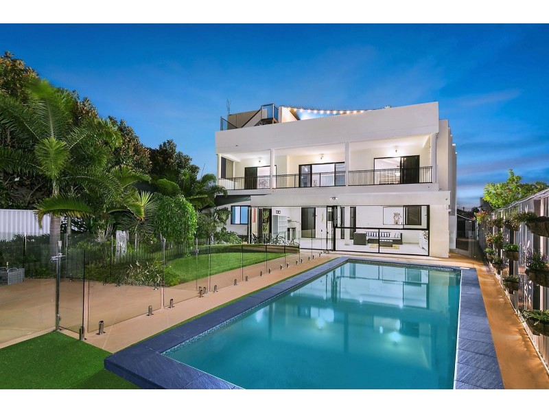 7 Wau Avenue, Runaway Bay QLD 4216