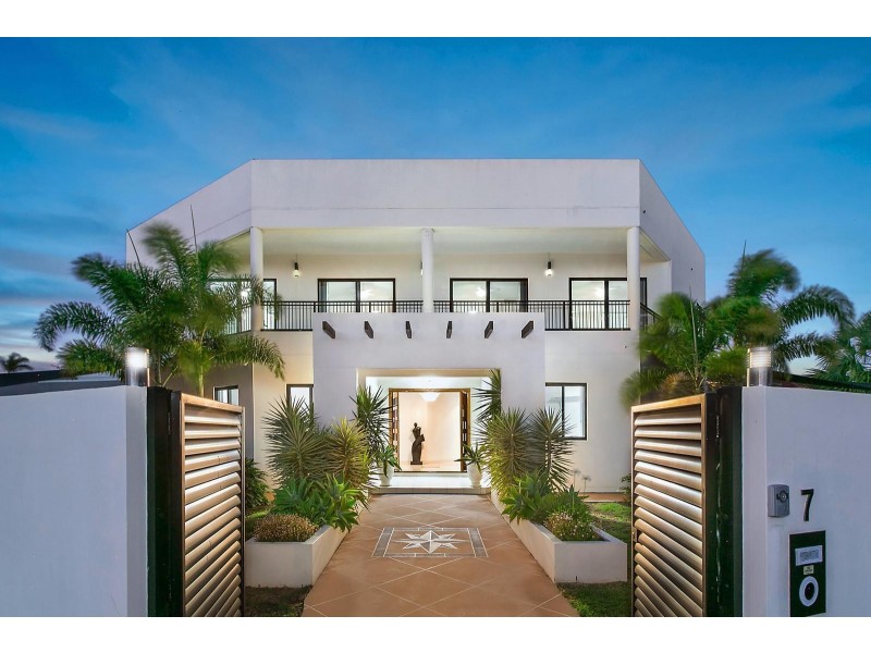 7 Wau Avenue, Runaway Bay QLD 4216