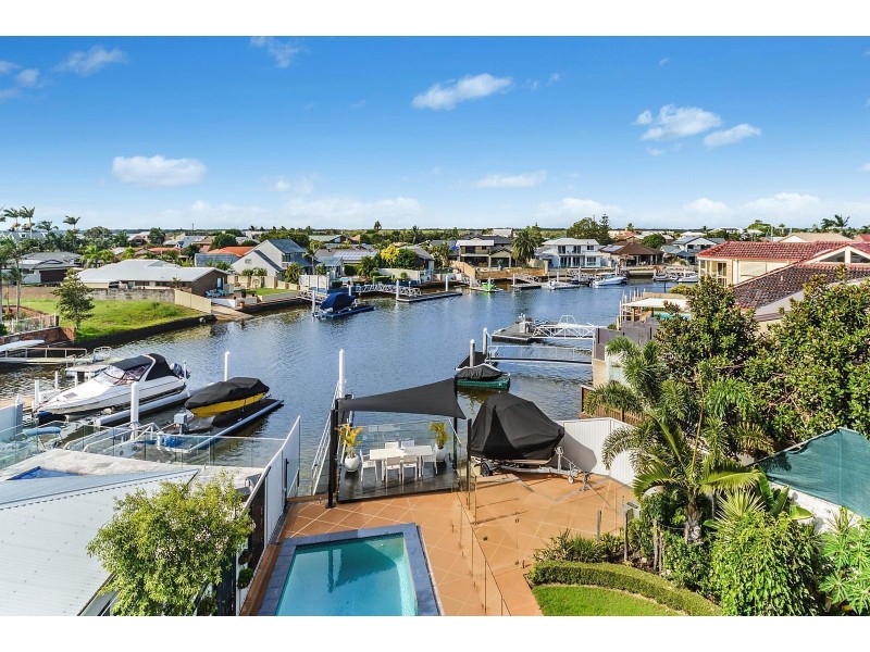 7 Wau Avenue, Runaway Bay QLD 4216