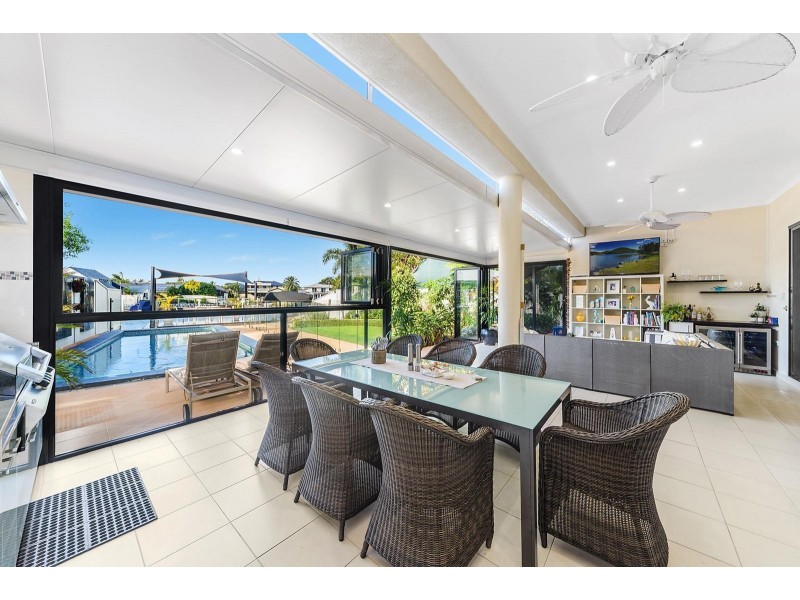 7 Wau Avenue, Runaway Bay QLD 4216