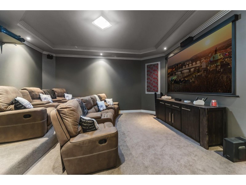 7 Wau Avenue, Runaway Bay QLD 4216