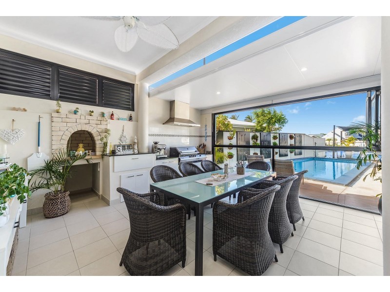 7 Wau Avenue, Runaway Bay QLD 4216