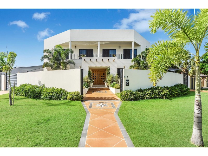 7 Wau Avenue, Runaway Bay QLD 4216