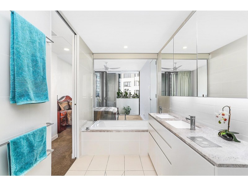 2205/1 Marina Promenade, Paradise Point QLD 4216
