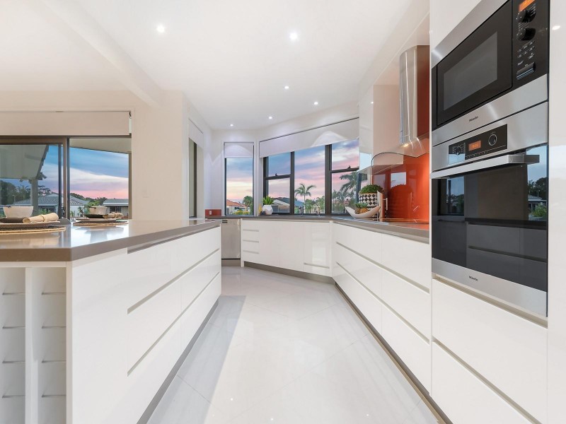 27 Smugglers Place, Runaway Bay QLD 4216