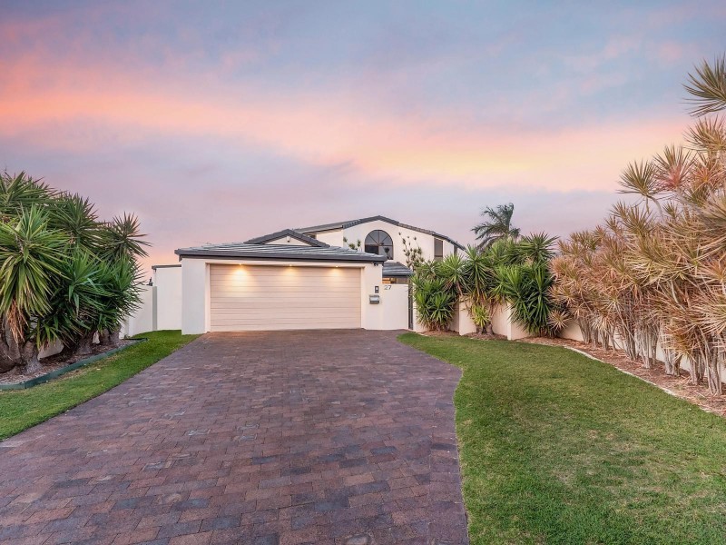 27 Smugglers Place, Runaway Bay QLD 4216