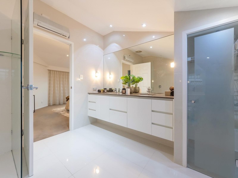 27 Smugglers Place, Runaway Bay QLD 4216