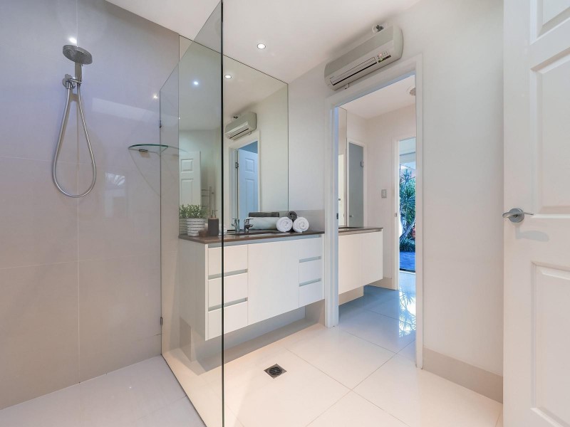 27 Smugglers Place, Runaway Bay QLD 4216