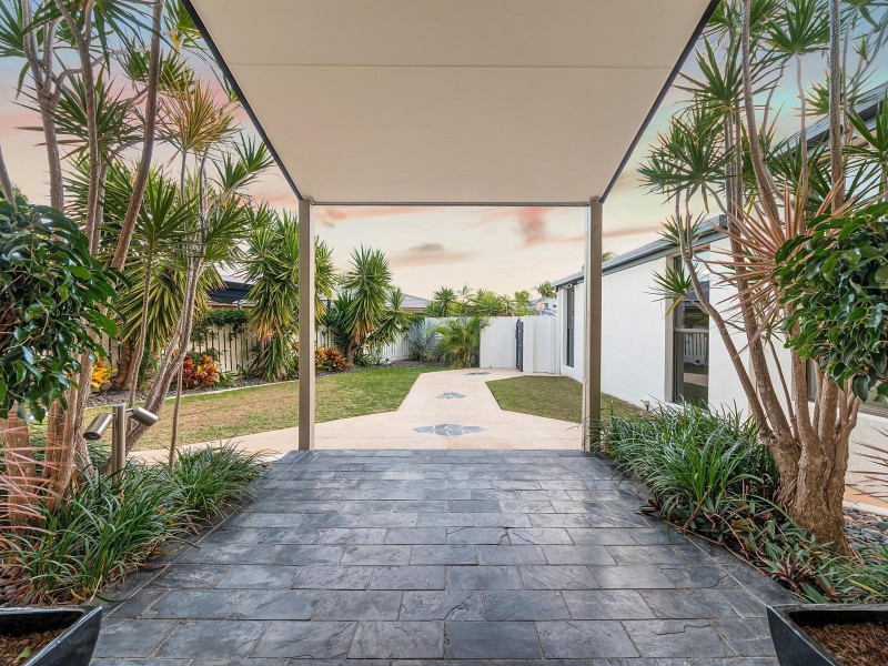 27 Smugglers Place, Runaway Bay QLD 4216