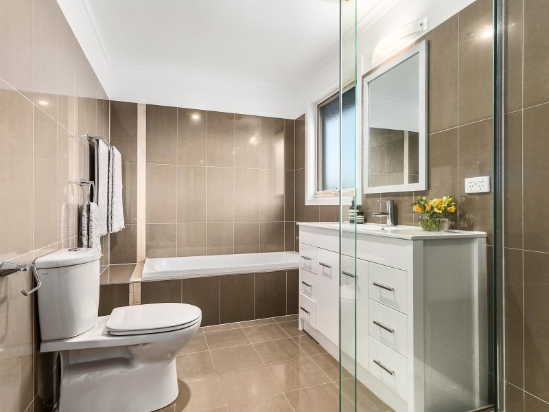 18 Gladhall Avenue, Thornbury VIC 3071