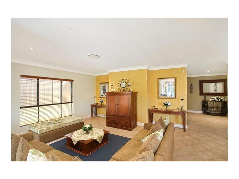 2 Hinder Close, Abbotsbury NSW 2176
