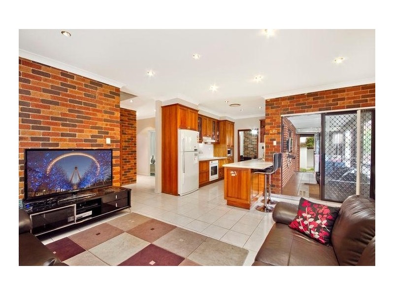 4 Yamba Place, Bossley Park NSW 2176