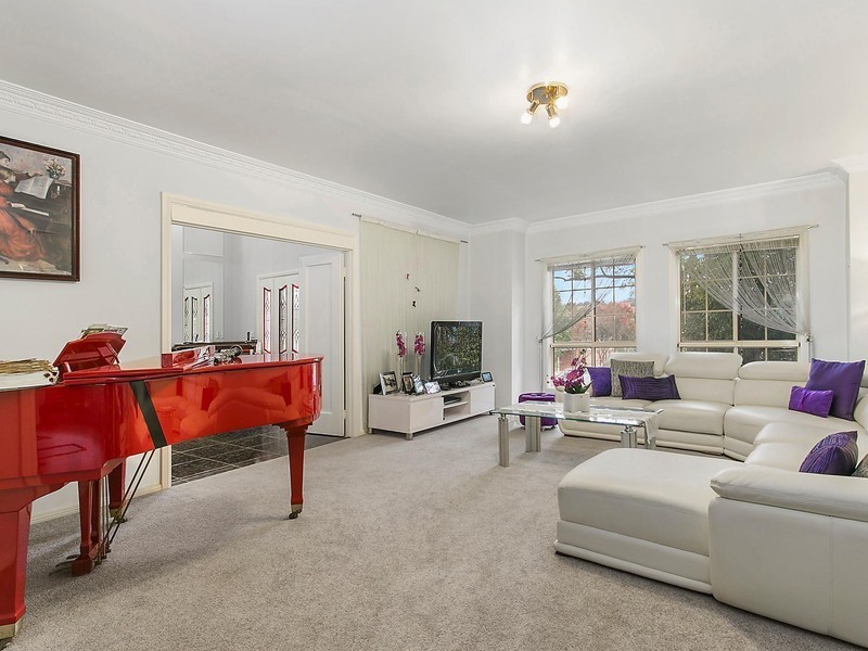 8 Comin Place, Abbotsbury NSW 2176