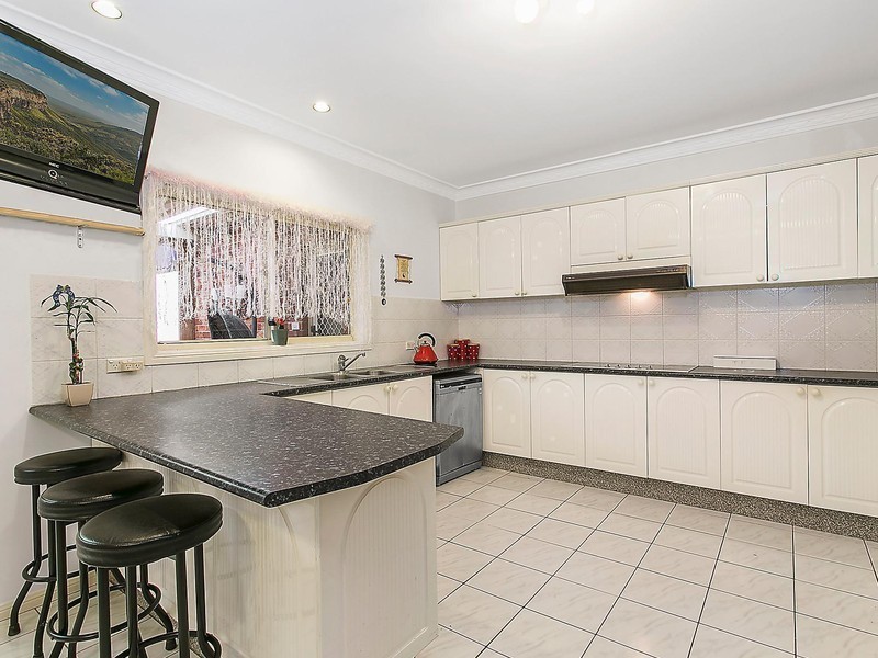 8 Comin Place, Abbotsbury NSW 2176